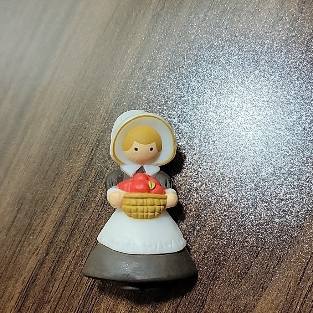 Hallmark Cards Holiday Thanksgiving Pilgrim Lady Girl Vintage Brooch